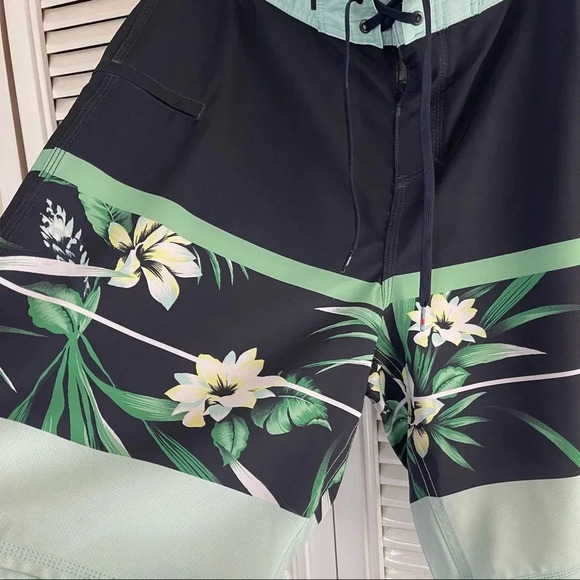 Quick Silver Short Size 36 Surf WaterMan - Picture 7 of 15